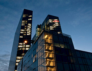 Fujitsu-Leuchtschrift an den Highlight Towers in München