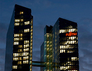 Fujitsu-Leuchtschrift an den Highlight Towers in München